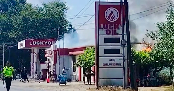 Yanacaqdoldurma məntəqəsinin kafesi alovlandı İlk müdaxiləni vətəndaşlar etdi VİDEO