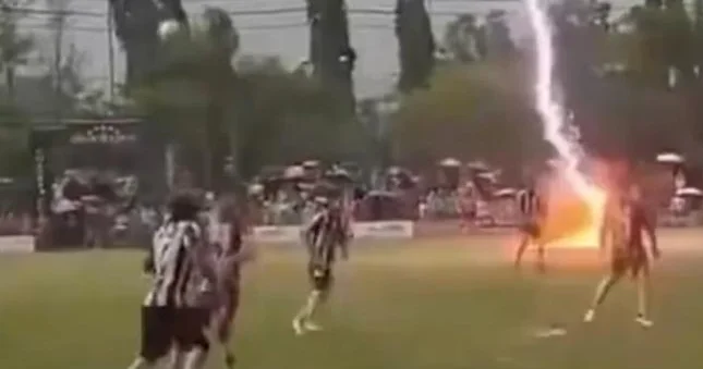 Stadionun mərkəzinə ildırım düşdü 1 futbolçu öldü, 9 u yaralandı