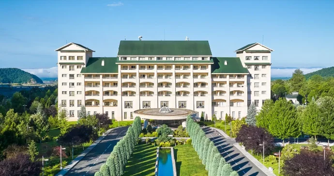 Bölgələrdə ailə büdcəsini yandıran HOTELLƏR: Qiymətlər niyə ŞİŞİRDİLİR?