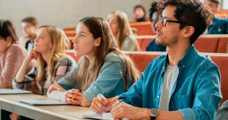 Onlar universitetə imtahansız qəbul edilir Rusiyada tələbələrin sayı 1,5 dəfə artıb