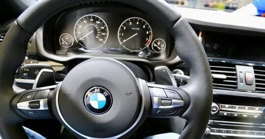 BMW sahiblərinin narazılığı artır Ekranda gözlənilməz reklam görünür