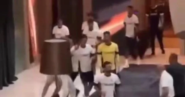 Ronaldo onunla selfi çəkdirmək istəyən erməni azarkeşi itələdi VİDEO