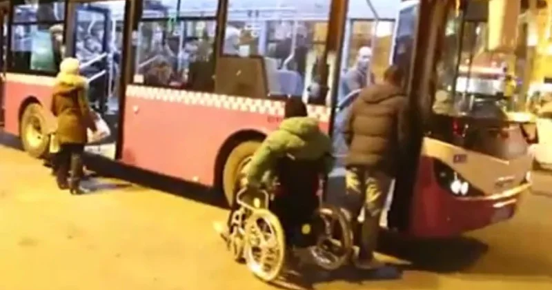 Əlil sərnişinlər üçün istisnalar olsunmu? Dayanacaqdan kənar saxlama qalmaqalı