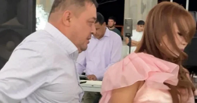 Keçmiş qayınata toyda müğənni gəlinini döydü
