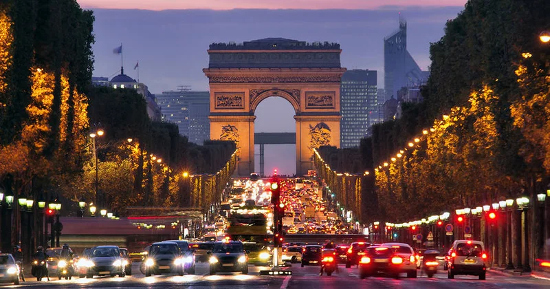 Parisin mərkəzində sovet əsgərlərinə həsr olunmuş plakatlar tapılıb