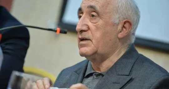 Müəllim bütün fikrini dərsə, şagirdə yönəltməlidir Professor