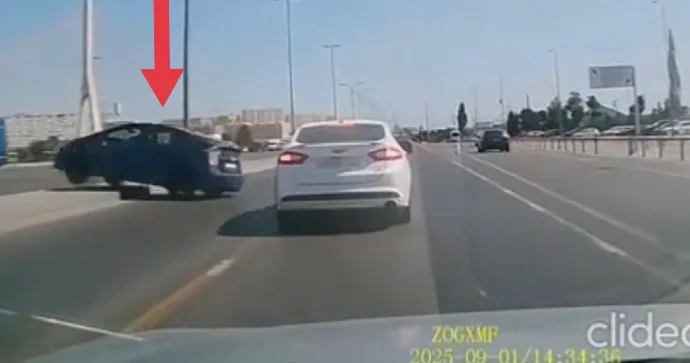 Sağa baxmadan manevr edən sürücü Prius u vurub əks yola çıxardı VİDEO
