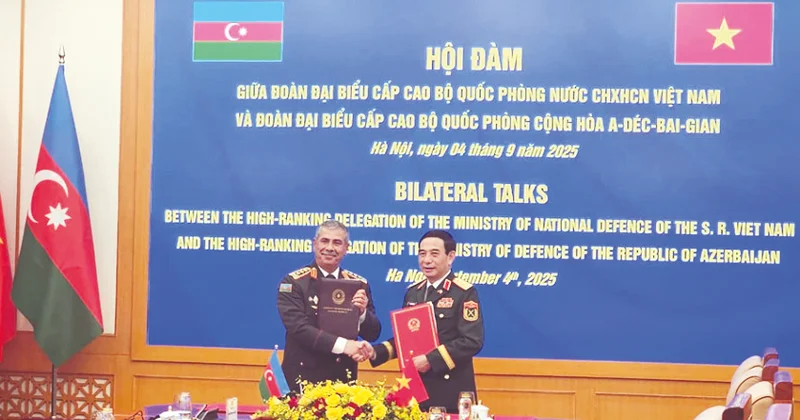Azərbaycanın müdafiə naziri Vyetnamda