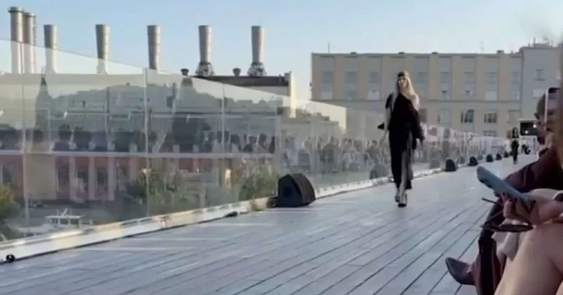 Podiuma çıxan model biabır oldu VİDEO