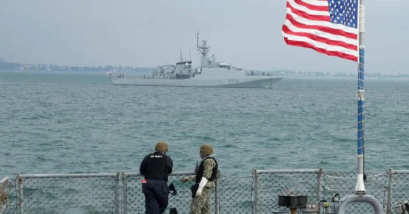 Самолеты Венесуэлы приблизились к кораблю ВМС США в международных водах