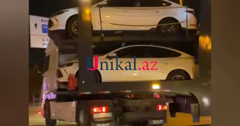 Bakıya gətirilən yeni avtomobilləri daşıyan maşın qəza törətdi VİDEO