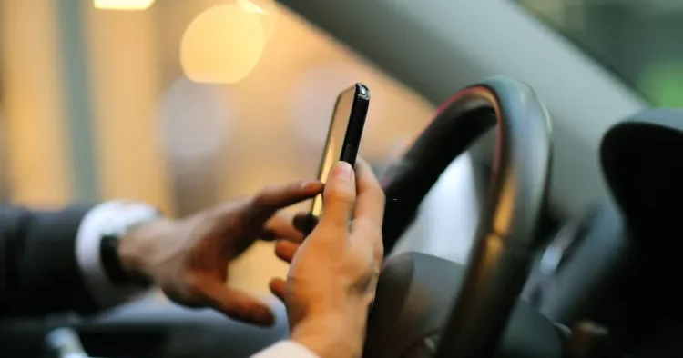 Telefonu bir əlində tutub digər əllə yazmaq ciddi xəstəliyə səbəb OLA BİLƏR