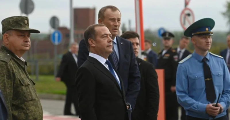 Медведев приехал на границу с Финляндией и сделал грозные заявления