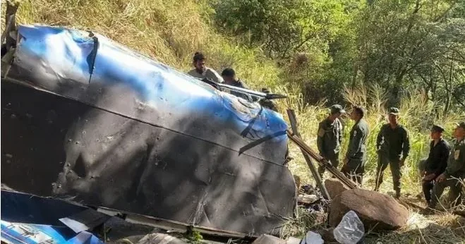 Turist avtobusu dərəyə yuvarlandı
