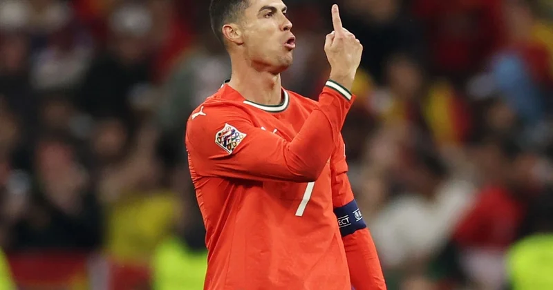 Ronaldu Ermənistanda onunla şəkil çəkdirmək istəyən fanatını itələdi