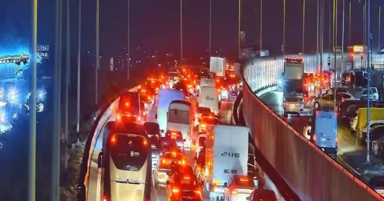 Qəza səbəbilə Bakı Sumqayıt şosesi istiqamətində sıxlıq yarandı FOTO