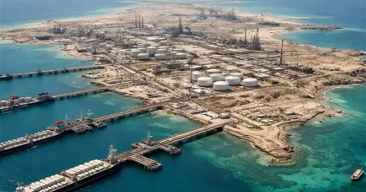 У иранского острова Харк прогремели взрывы: сообщается об ударе по нефтяному танкеру