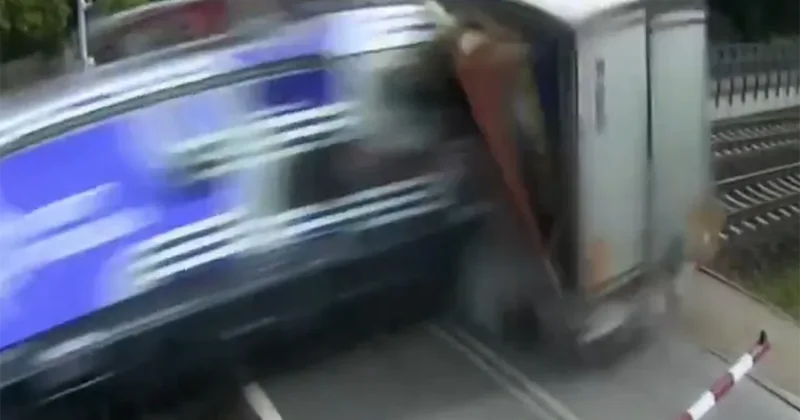 Polşada qatar yük maşınına çırpıldı Anbaan görüntülər
