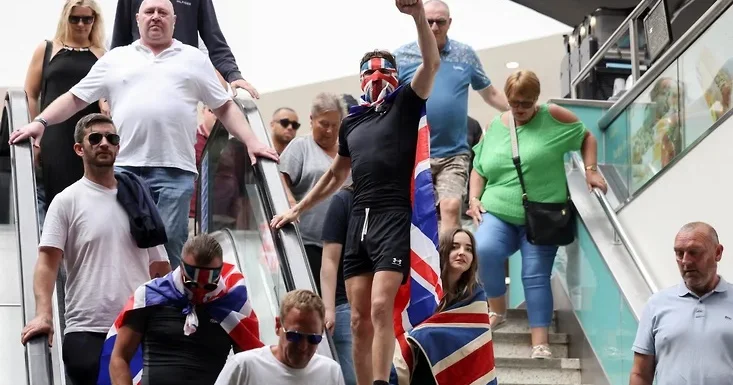Britaniyada antimiqrant aksiyası: Ən böyük sərnişin limanı bloklandı