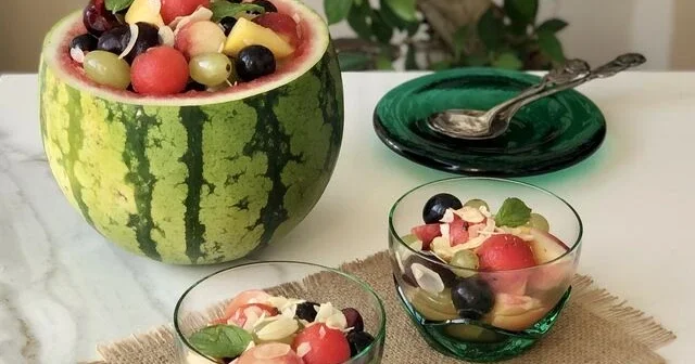 Qarpız çanağında meyvə salatı