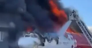 В Турции загорелся самолет ВИДЕО