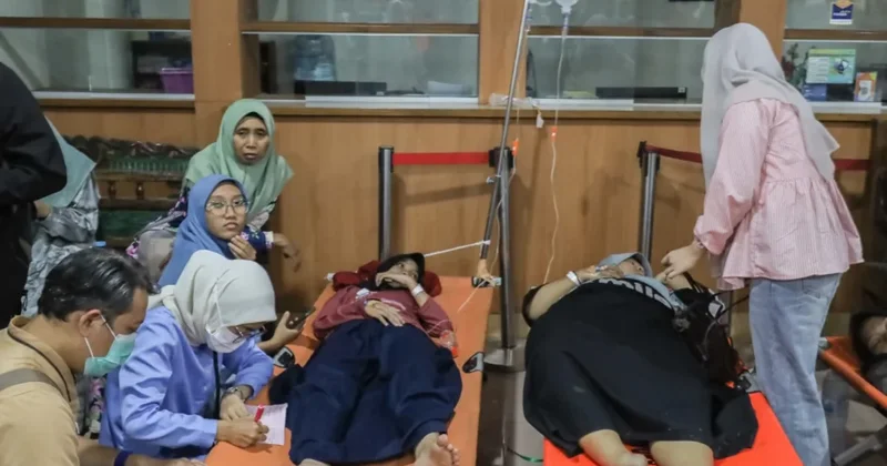İndoneziyada pulsuz yemək yüzlərlə şagirdi zəhərləyib