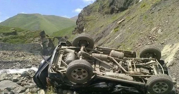 В Кяльбаджаре Нива сорвалась с высоты и упала в реку