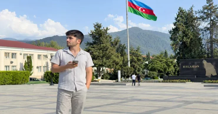 Dostunu gözləməkdən bezib söydü, saxlanıldı BAlAKƏNDƏ