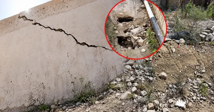 Жительница Бадамдара жалуется на нечистоты у порога дома