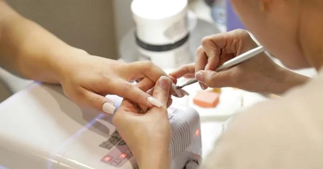 Aİ dırnaq salonlarında dırnaq gelinin istifadəsini qadağan edib