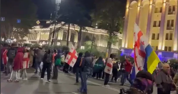 Tbilisidə etirazçılar parlament binasının qarşısına toplaşdı VİDEO