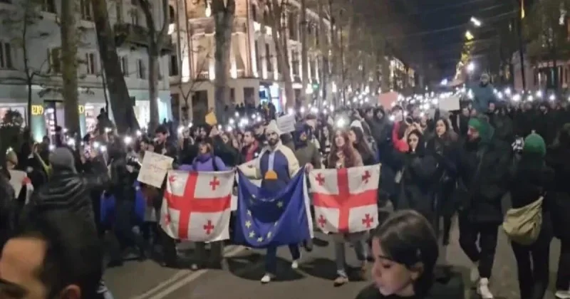 В Грузии митингующие перекрыли улицу в центре Тбилиси