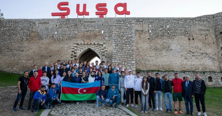Xankəndidə yarışlara qatılan gənc idmançılar Şuşanı gəzdilər FOTO