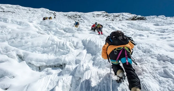 ABŞ da alpinist canlı yayımda qayadan yıxılaraq həlak olub