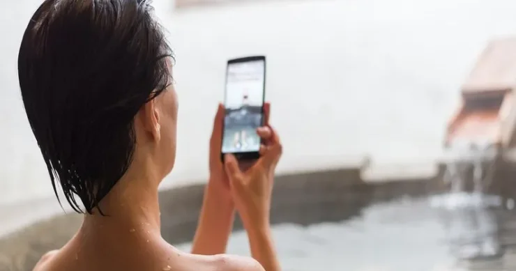 Əlində iPhone ilə çimən qadını “tok” vurub öldürdü