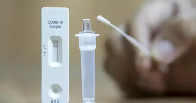 Testlərin 80 faizi müsbət çıxır: Boğaz ağrısı və hərarət yeni COVID variantının əlamətidir
