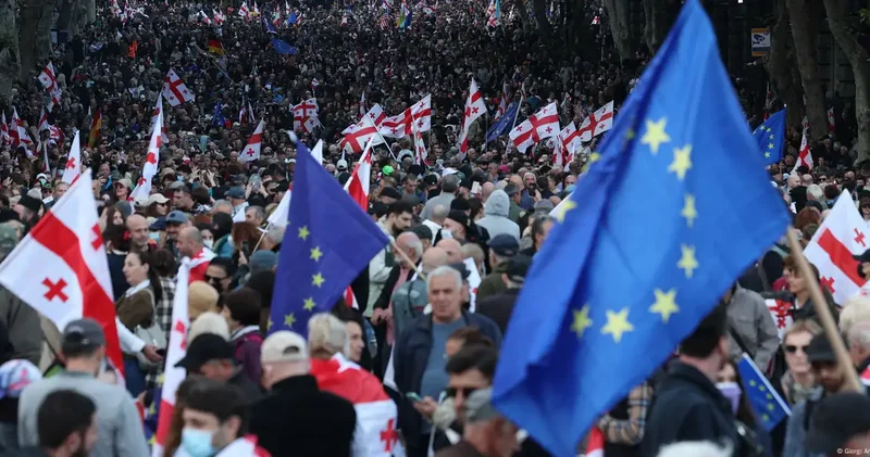 “Gürcüstanda prezident sarayına hücum müxalifətdə parçalanma yaradıb“ “Deutsche Welle“