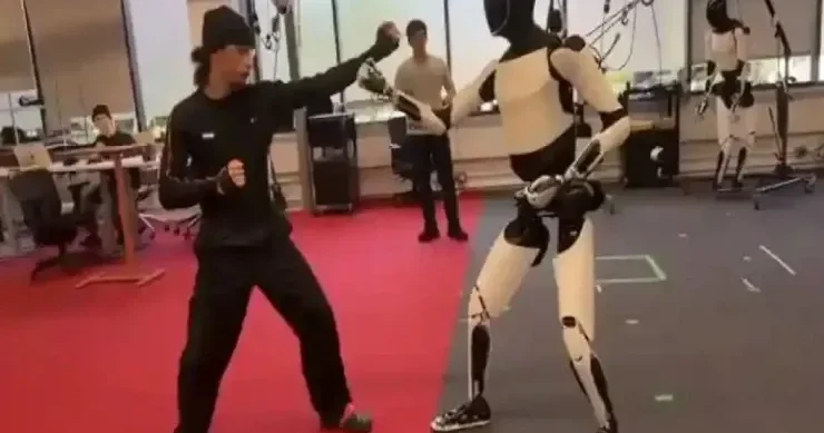 Teslanın robotu Optimusa kunq fu öyrətdilər VİDEO