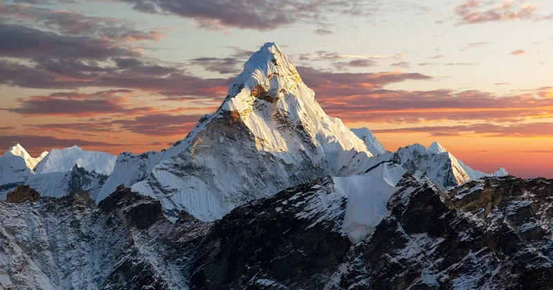 Everestdə qar çovğunu: Min turist təcrid olunub