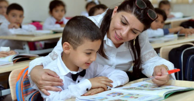 Əziz müəllimlər, bayramımız mübarək!