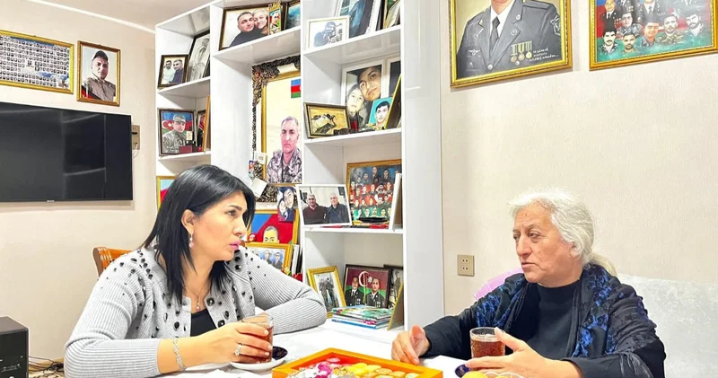 Elnarə Akimova şəhid Elmar Nəsibovun anasını ziyarət etdi (FOTO)