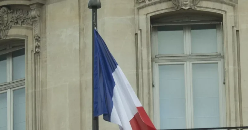 Новый состав правительства Франции огласят 5 октября Le Parisien