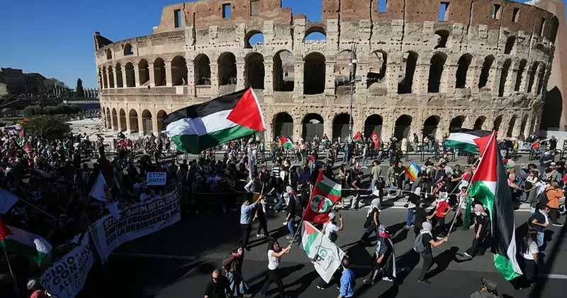 Romada kütləvi aksiya zamanı 40 dan çox polis xəsarət aldı