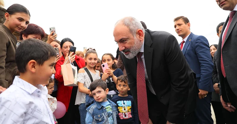 Paşinyan erməni uşaqlara bu sualı verdi Aldığı cavab onu şoka saldı