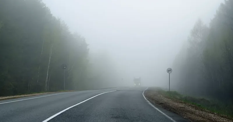 На дорогах Азербайджана ограничена видимость из за туман