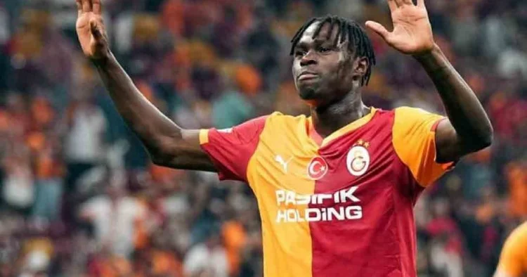 Qalatasaray ın müdafiəçisi derbidə zədələndi 3 4 həftə oynamayacaq