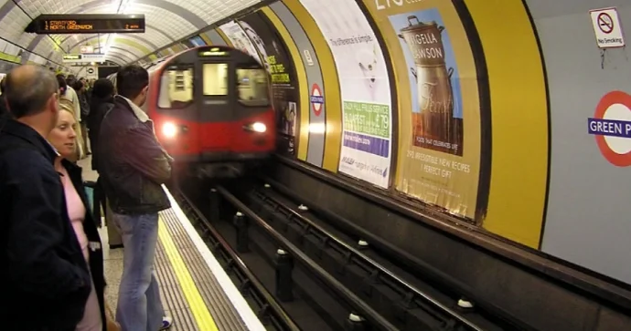 Metroda vaqonun damında 2 qız cəsədi tapılıb