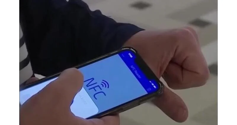 В этой стране чип бесконтактной оплаты теперь "вшивают" в руки ВИДЕО