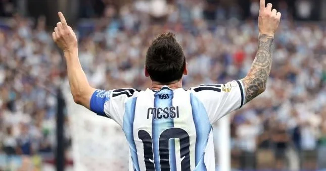 Messi Argentina millisinin düşərgəsində
