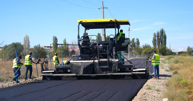 Naxçıvan şəhərinin Xətai məhəlləsində avtomobil yolu asfaltlanır
